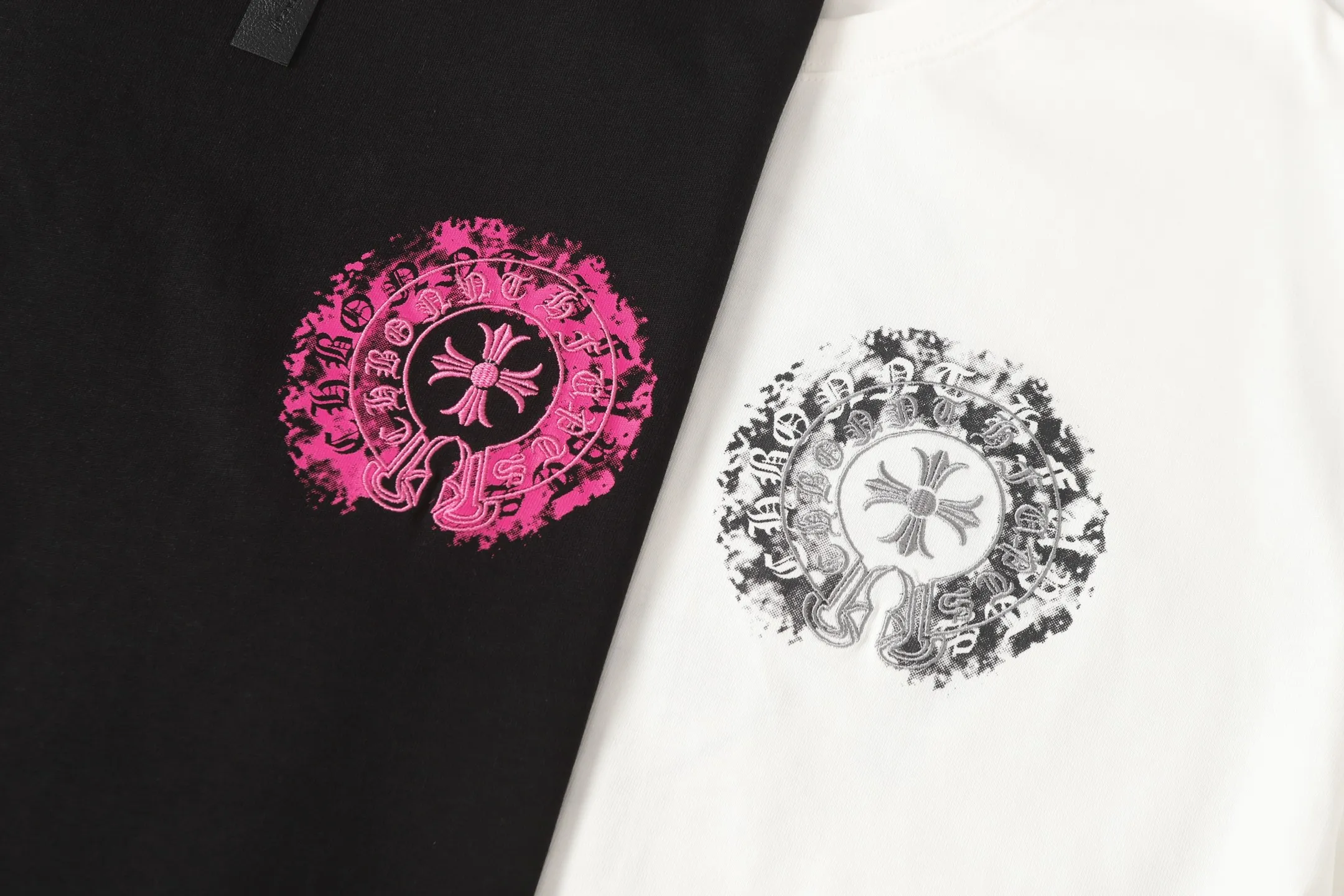 P170 Chrome Hearts CH Chrome Hearts Sanskrit horseshoe embroidered short-sleeved T-shirt. Printed by direct injection imported machine. Hardware accessories are all milled and customized. Correct configuration. Black 2025 Chrome Hearts authentic packaging. 280 grams of custom-dyed double yarn cotton. Large version. Loose and stylish. Different from lower versions, slim and long version with upper body and hip stretch. 100% commitment: top quality. Not fast food. The highest version on the market. Top quality - different from ordinary versions on the market. If you care about quality, you should also respect the price. Absolutely 0 after-sales service and 0 return rate so far. It’s hard not to love the style - 280g double yarn cotton custom dyed fabric - Correct high-density main mark, washed tag, hand-sewn